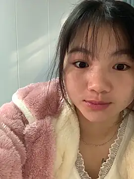 Snapshot of Emlyly-18 chatting on November 12, 2025, 1:32 am Emlyly-18 online show from November 12, 2025, 1:32 am