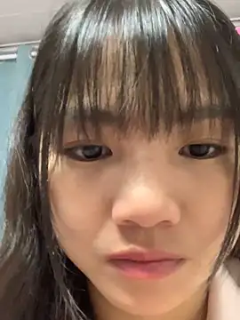 Snapshot of Emlyly-18 chatting on November 6, 2025, 3:43 am Emlyly-18 online show from November 6, 2025, 3:43 am