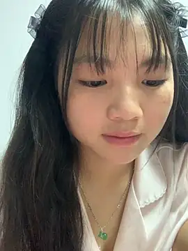 Snapshot of Emlyly-18 chatting on September 30, 2025, 5:24 am Emlyly-18 online show from September 30, 2025, 5:24 am