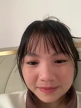 Snapshot of Emlyly-18 chatting on October 20, 2025, 7:20 am Emlyly-18 online show from October 20, 2025, 7:20 am