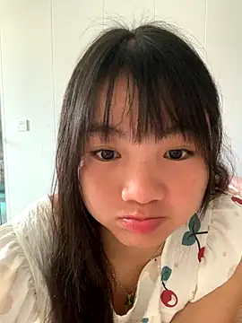 Snapshot of Emlyly-18 chatting on October 23, 2025, 3:16 am Emlyly-18 online show from October 23, 2025, 3:16 am