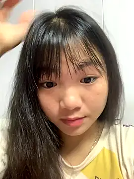 Snapshot of Emlyly-18 chatting on October 30, 2025, 2:21 am Emlyly-18 online show from October 30, 2025, 2:21 am