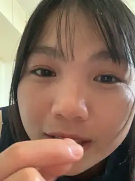 Snapshot of Emlyly-18 chatting on September 22, 2025, 8:42 am Emlyly-18 online show from September 22, 2025, 8:42 am