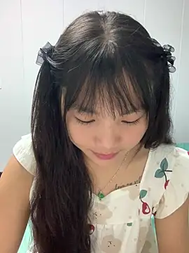 Snapshot of Emlyly-18 chatting on October 15, 2025, 1:30 pm Emlyly-18 online show from October 15, 2025, 1:30 pm