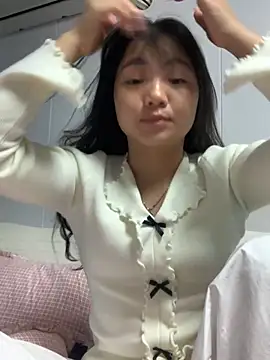 Snapshot of Emlyly-18 chatting on November 13, 2025, 1:15 pm Emlyly-18 online show from November 13, 2025, 1:15 pm