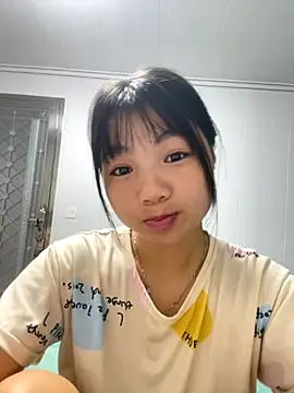 Snapshot of Emlyly-18 chatting on October 18, 2025, 4:03 am Emlyly-18 online show from October 18, 2025, 4:03 am