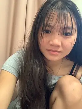 Snapshot of Emlyly-18 chatting on October 13, 2025, 1:29 am Emlyly-18 online show from October 13, 2025, 1:29 am