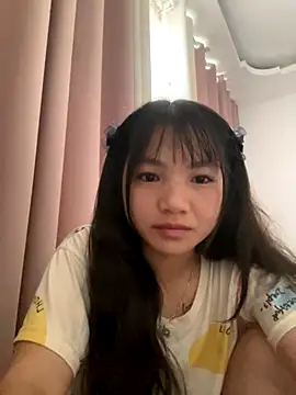 Snapshot of Emlyly-18 chatting on September 13, 2025, 12:43 am Emlyly-18 online show from September 13, 2025, 12:43 am