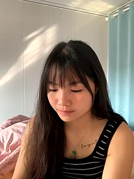 Snapshot of Emlyly-18 chatting on November 2, 2025, 1:54 am Emlyly-18 online show from November 2, 2025, 1:54 am