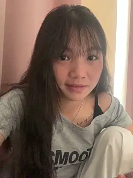 Snapshot of Emlyly-18 chatting on September 27, 2025, 6:19 am Emlyly-18 online show from September 27, 2025, 6:19 am