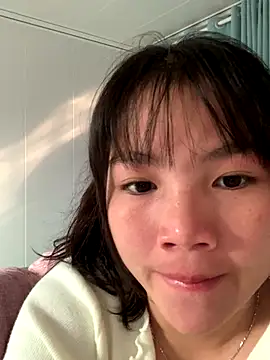 Snapshot of Emlyly-18 chatting on November 14, 2025, 1:31 am Emlyly-18 online show from November 14, 2025, 1:31 am