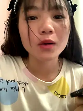 Snapshot of Emlyly-18 chatting on September 15, 2025, 12:44 am Emlyly-18 online show from September 15, 2025, 12:44 am