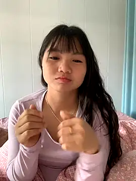 Snapshot of Emlyly-18 chatting on October 22, 2025, 2:33 am Emlyly-18 online show from October 22, 2025, 2:33 am