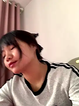 Snapshot of Emlyly-18 chatting on October 29, 2025, 5:39 am Emlyly-18 online show from October 29, 2025, 5:39 am