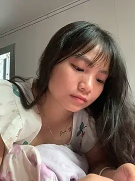 Snapshot of Emlyly-18 chatting on September 23, 2025, 2:18 am Emlyly-18 online show from September 23, 2025, 2:18 am