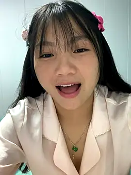 Snapshot of Emlyly-18 chatting on October 5, 2025, 2:41 pm Emlyly-18 online show from October 5, 2025, 2:41 pm