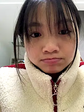 Snapshot of Emlyly-18 chatting on December 4, 2025, 11:09 am Emlyly-18 online show from December 4, 2025, 11:09 am