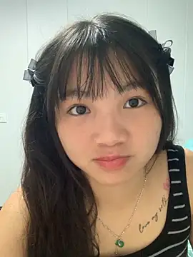 Snapshot of Emlyly-18 chatting on October 17, 2025, 4:16 am Emlyly-18 online show from October 17, 2025, 4:16 am