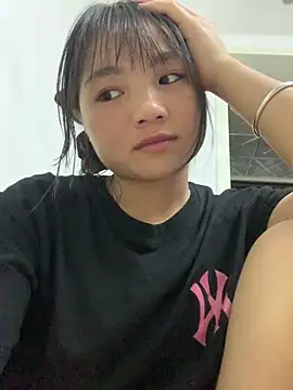 Snapshot of Emlyly-18 chatting on September 19, 2025, 2:43 pm Emlyly-18 online show from September 19, 2025, 2:43 pm