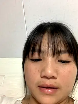 Snapshot of Emlyly-18 chatting on November 3, 2025, 2:31 pm Emlyly-18 online show from November 3, 2025, 2:31 pm