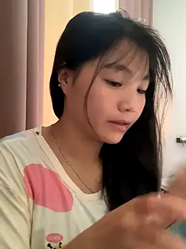 Snapshot of Emlyly-18 chatting on September 21, 2025, 5:45 am Emlyly-18 online show from September 21, 2025, 5:45 am