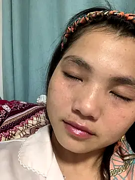 Snapshot of Emlyly-18 chatting on September 29, 2025, 4:12 pm Emlyly-18 online show from September 29, 2025, 4:12 pm