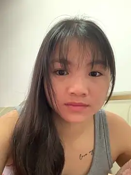 Snapshot of Emlyly-18 chatting on November 22, 2025, 1:48 am Emlyly-18 online show from November 22, 2025, 1:48 am