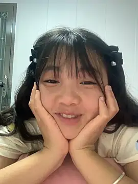 Snapshot of Emlyly-18 chatting on September 26, 2025, 2:13 pm Emlyly-18 online show from September 26, 2025, 2:13 pm