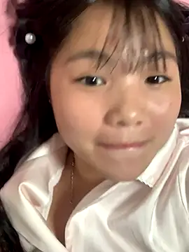 Snapshot of Emlyly-18 chatting on September 30, 2025, 5:30 pm Emlyly-18 online show from September 30, 2025, 5:30 pm