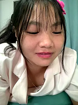 Snapshot of Emlyly-18 chatting on October 10, 2025, 4:13 am Emlyly-18 online show from October 10, 2025, 4:13 am