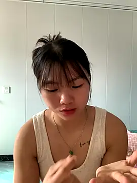 Snapshot of Emlyly-18 chatting on November 16, 2025, 2:16 am Emlyly-18 online show from November 16, 2025, 2:16 am