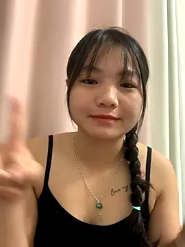 Snapshot of Emlyly-18 chatting on September 9, 2025, 2:10 am Emlyly-18 online show from September 9, 2025, 2:10 am