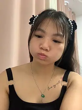 Snapshot of Emlyly-18 chatting on September 19, 2025, 12:25 am Emlyly-18 online show from September 19, 2025, 12:25 am