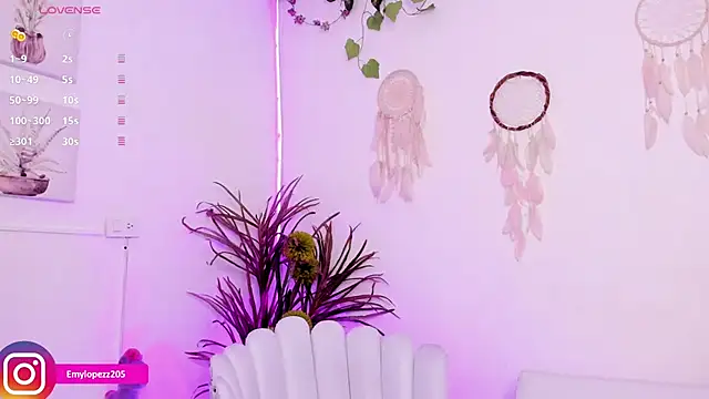 Emylopezz online show from November 16, 2025, 11:08 pm