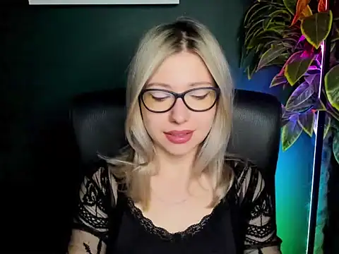 Snapshot of loveHeidi chatting on September 24, 2025, 4:30 am loveHeidi online show from September 24, 2025, 4:30 am