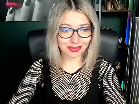 Snapshot of loveHeidi chatting on July 13, 2026, 4:34 am loveHeidi online show from July 13, 2026, 4:34 am
