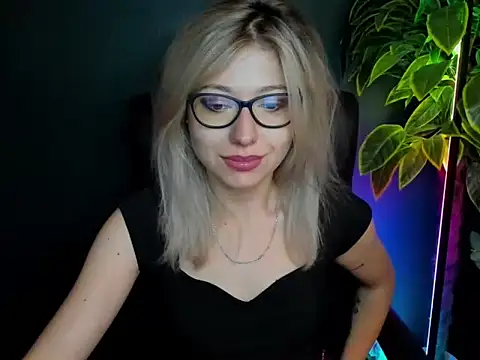 Snapshot of loveHeidi chatting on October 7, 2025, 4:24 am loveHeidi online show from October 7, 2025, 4:24 am