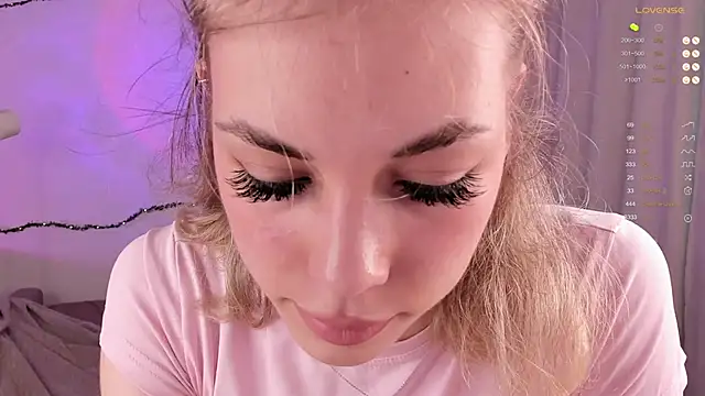 Snapshot of Leila_Vanilla chatting on July 2, 2026, 3:45 am Leila Vanilla online show from July 2, 2026, 3:45 am