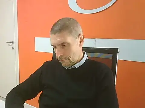 Snapshot of max79ve31 chatting on December 4, 2025, 2:05 pm max79ve31 online show from December 4, 2025, 2:05 pm