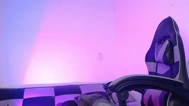 GwenHazel online show from December 1, 2025, 11:22 am