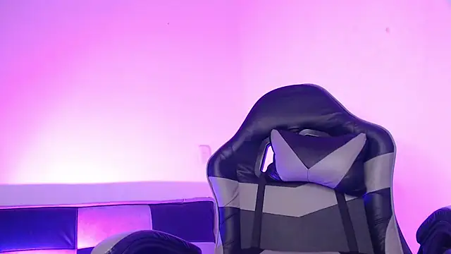 GwenHazel online show from November 11, 2025, 11:27 am