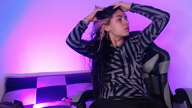 GwenHazel online show from November 28, 2025, 11:21 am