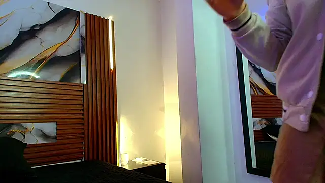 Evelin thompsson online show from November 19, 2025, 3:06 am