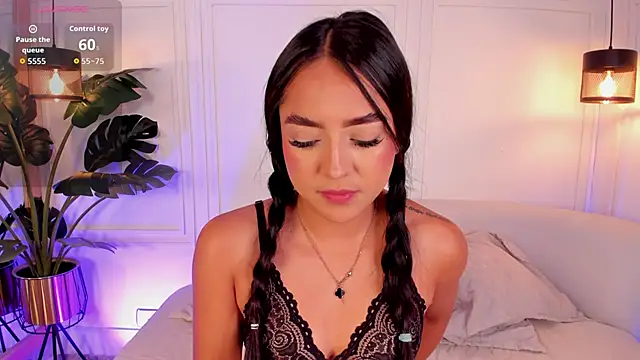 Dafne Hillss online show from November 22, 2025, 12:37 pm