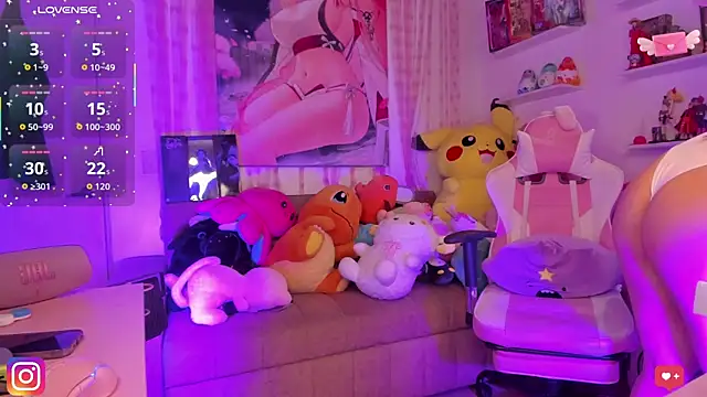 Snapshot of Issa_Moon_ chatting on October 21, 2025, 12:00 am Issa Moon online show from October 21, 2025, 12:00 am