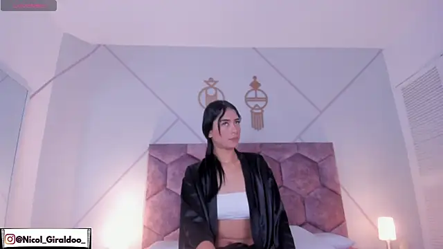 nicol giraldoo online show from April 9, 2026, 4:03 am