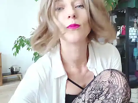 Snapshot of MadMadelin chatting on October 3, 2025, 12:39 pm MadMadelin online show from October 3, 2025, 12:39 pm