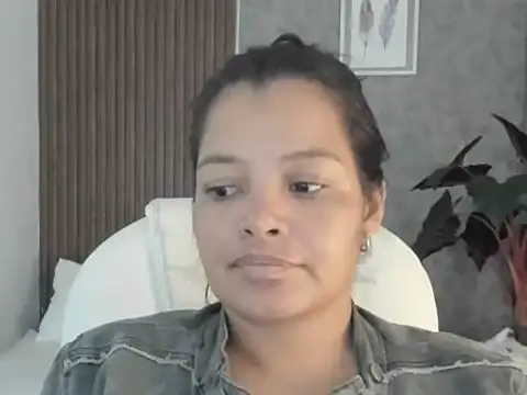 Snapshot of Scarletth_Moon chatting on October 30, 2025, 1:20 pm Scarletth Moon online show from October 30, 2025, 1:20 pm