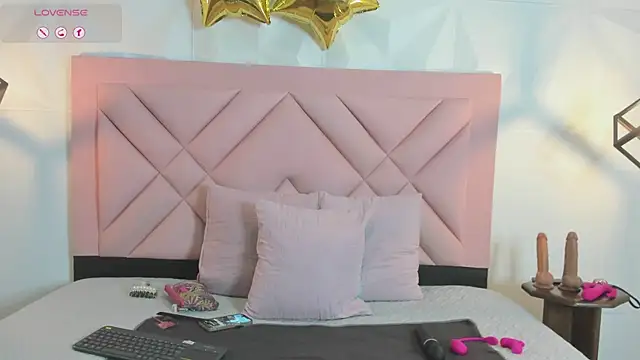 Snapshot of Caroline_daring chatting on July 6, 2026, 11:50 am Caroline daring online show from July 6, 2026, 11:50 am