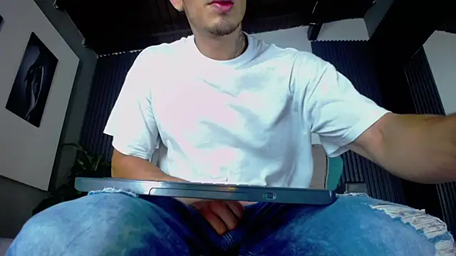 Snapshot of John_Apolo1 chatting on September 15, 2025, 11:32 am John Apolo1 online show from September 15, 2025, 11:32 am